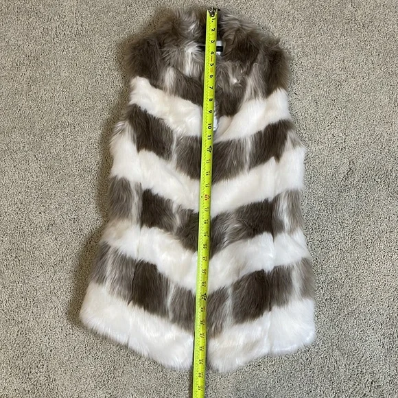 Chevron Faux Fur Vest | White House Black Market | NWT - Picture 6 of 10